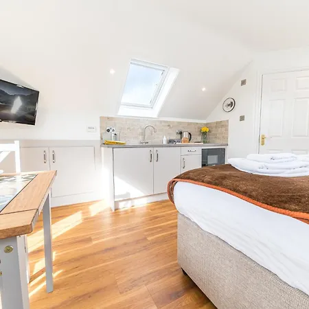Romantic Getaway In Stylish With Views And Free Parking דירה *