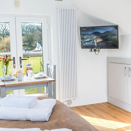 Romantic Getaway In Stylish With Views And Free Parking *