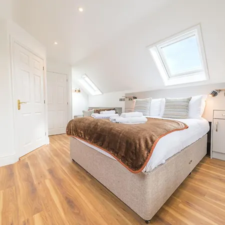 Romantic Getaway In Stylish With Views And Free Parking