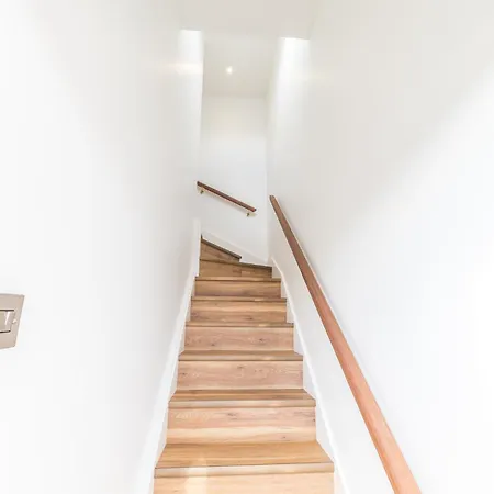 Romantic Getaway In Stylish With Views And Free Parking