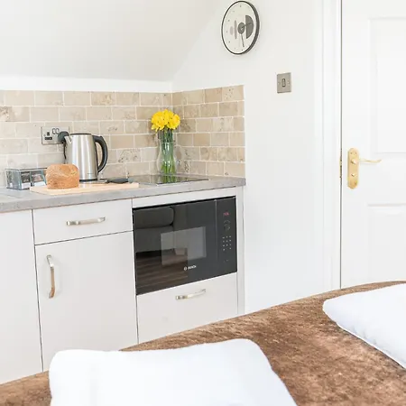 Romantic Getaway In Stylish With Views And Free Parking