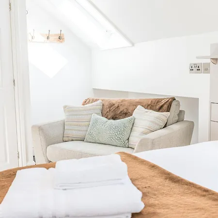 Romantic Getaway In Stylish With Views And Free Parking *